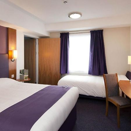 Premier Inn Чессінґтон Екстер'єр фото