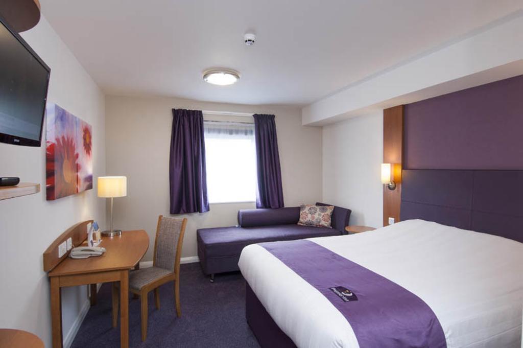 Premier Inn Чессінґтон Екстер'єр фото