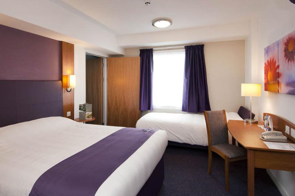 Premier Inn Чессінґтон Екстер'єр фото